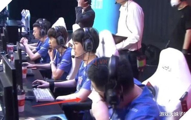 League of Legends: LNG's rookie burst into tears on stage when he was forced to fight