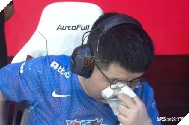 League of Legends: LNG's rookie burst into tears on stage when he was forced to fight