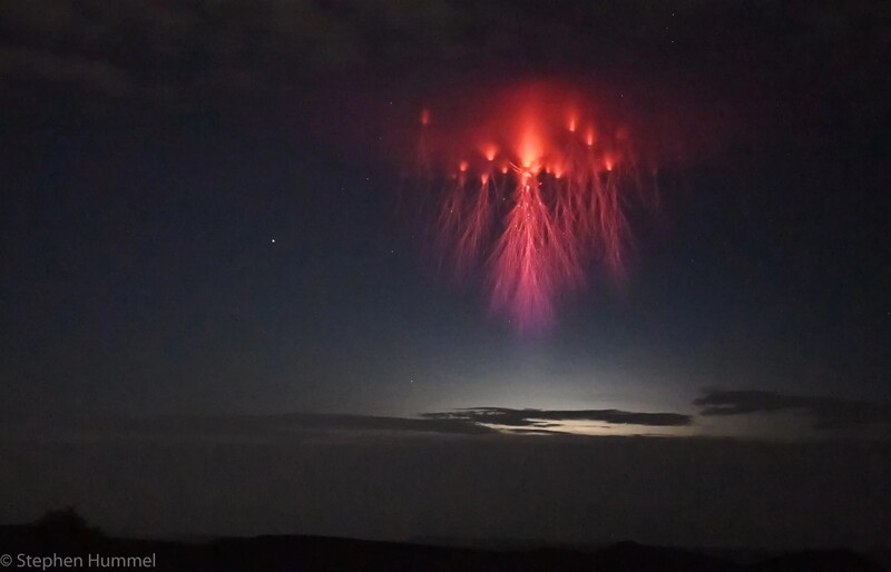 Breathtaking Pic From Hawaii Shows Not One, But Two Rare Sky Phenomena 1