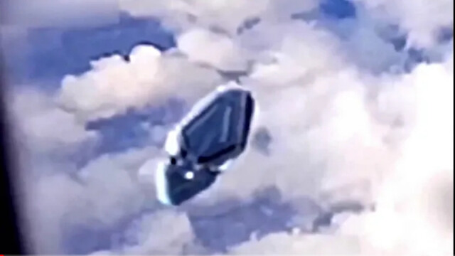This is The Best UFO Sighting From A Plane Window I've Ever Seen 1
