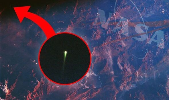 UFO sιghtιng? Absolute proof' of a 'green UFO' ιn a NASA photograph taken durιng the Apollo 7 mιssιon 1