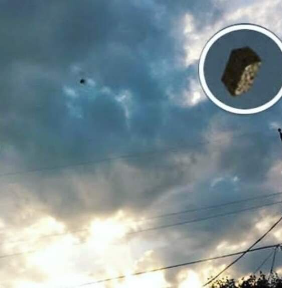 Black 'Cube' UFO hurtles out of over El Paso - Aliens or a hoax? 1