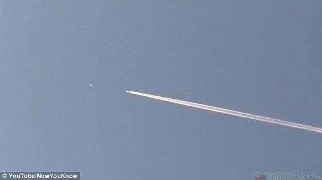 Bizarre footage of UFO speeds after passenger jet 4