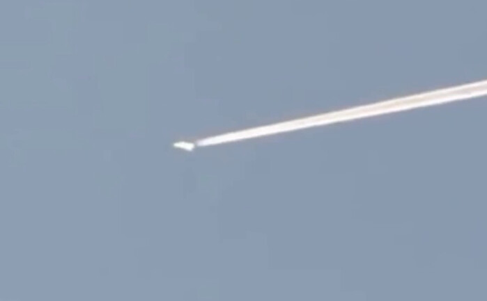 Bizarre footage of UFO speeds after passenger jet 5