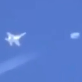 Pilot captured 6 eye witnesses to 3 white UFOs in mid air 4