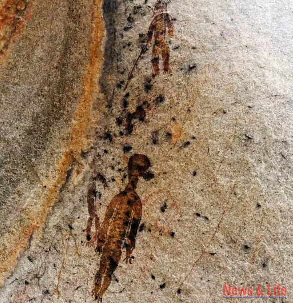 Proof Aliens and UFOs exist in 10,000 year old paintings discovered in a Cave in India (VIDEO) 2