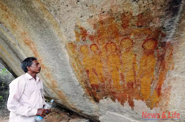 Proof Aliens and UFOs exist in 10,000 year old paintings discovered in a Cave in India (VIDEO) 3