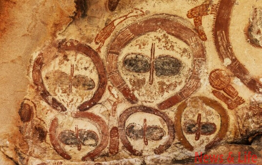 Proof Aliens and UFOs exist in 10,000 year old paintings discovered in a Cave in India (VIDEO) 5