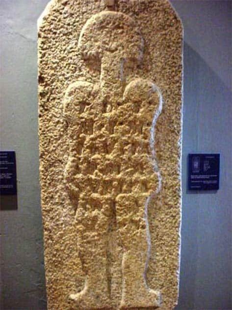 Strange stele with a mysterious carved Alien never been deciphered 1